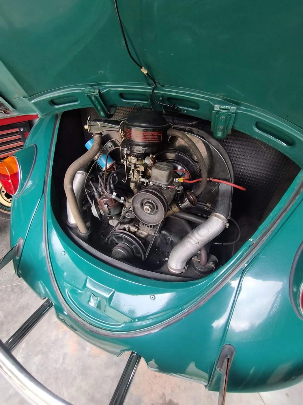 Moteur dans une Coccinelle verte
