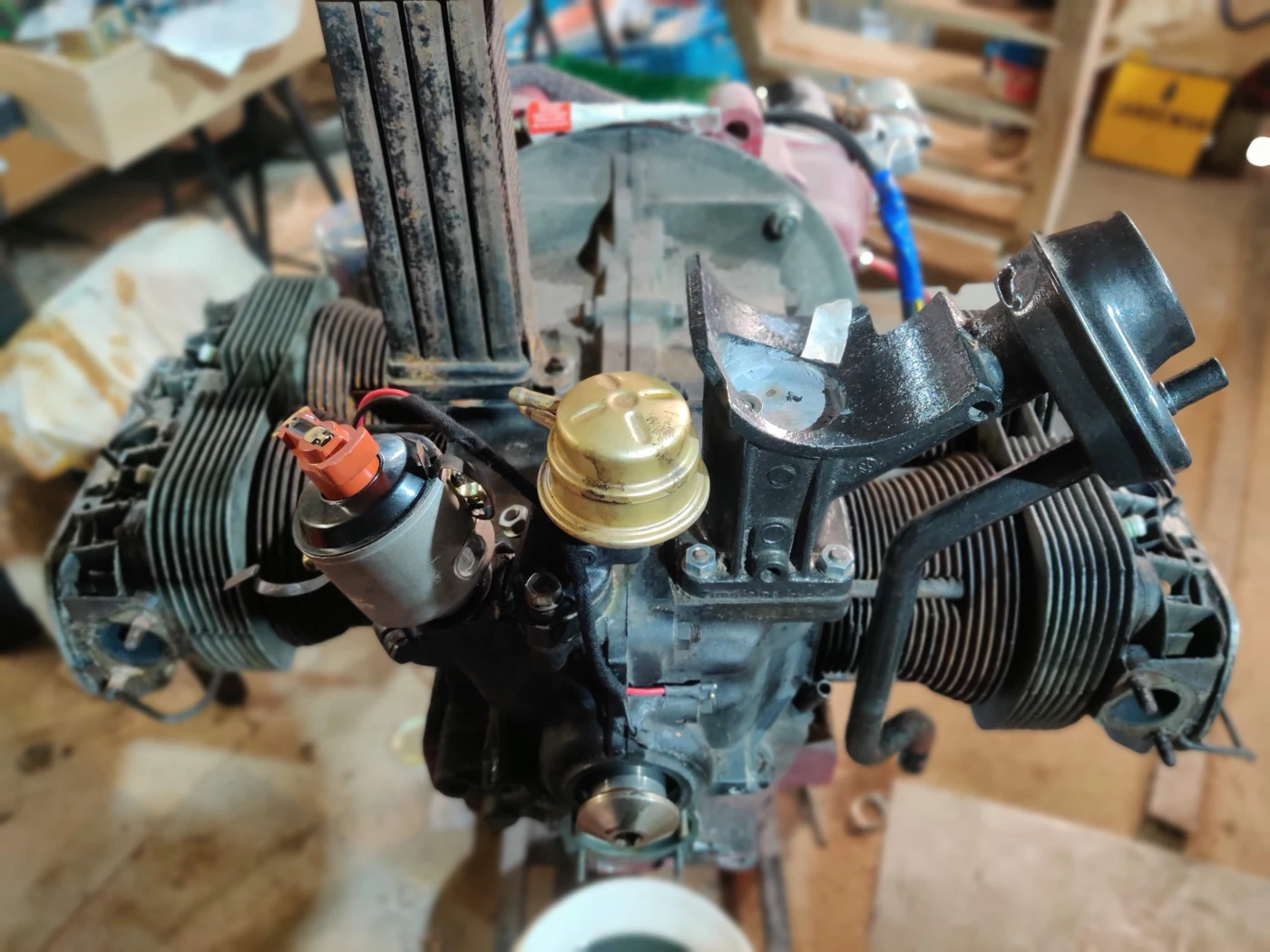 Moteur partiellement démonté sur support