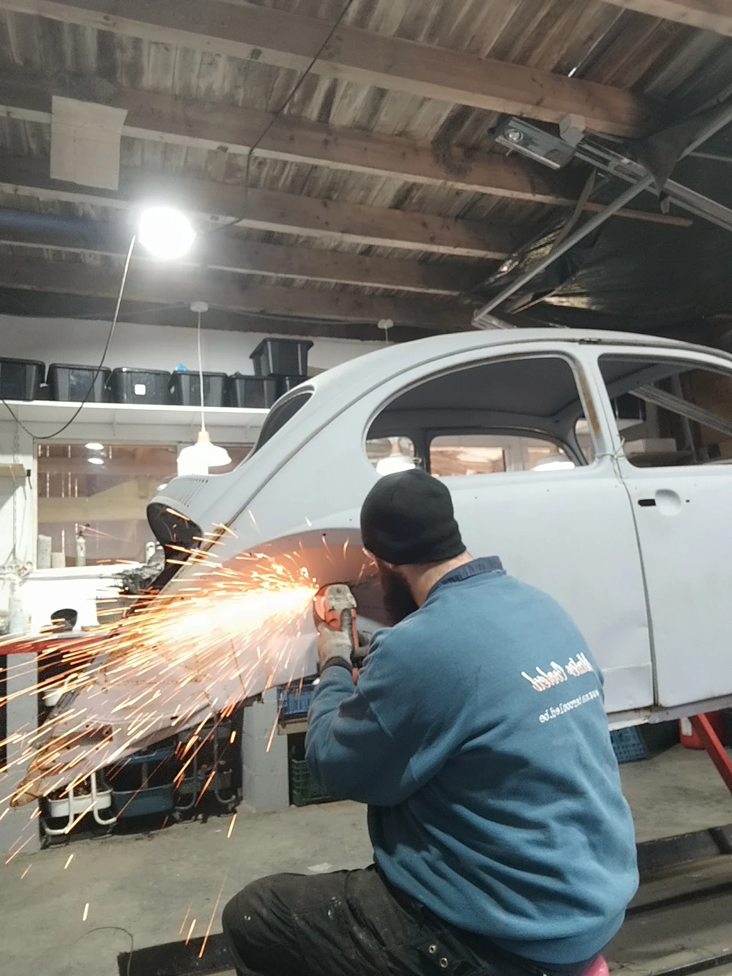 Travail de carrosserie sur une Coccinelle