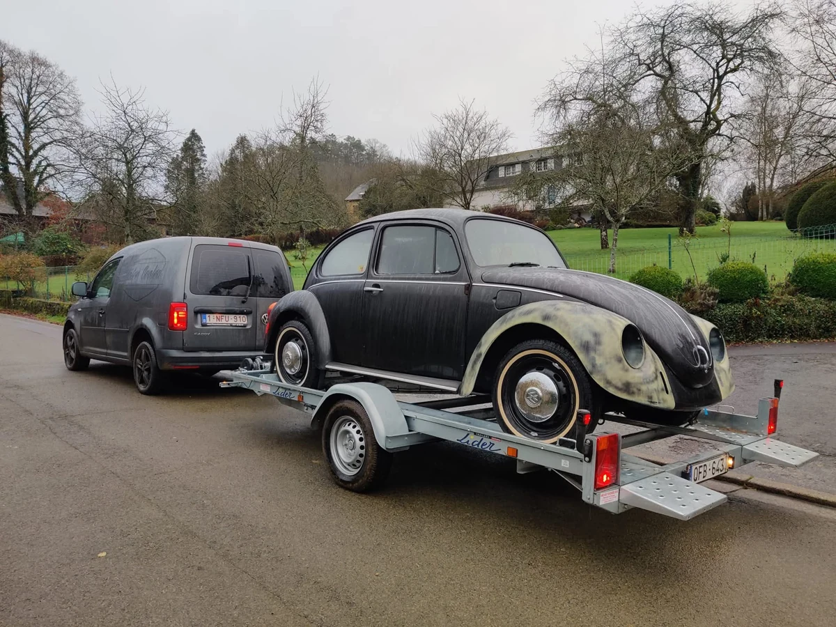 Volkswagen transportée sur remorque — vue 3